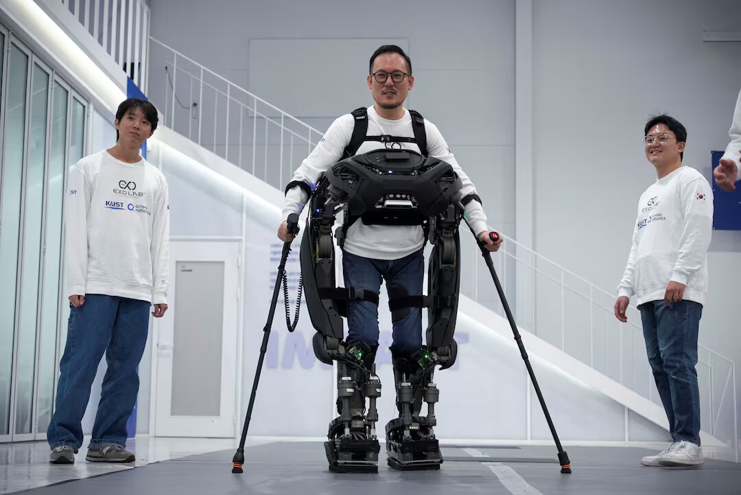 Exoskeleton robotic suit assisting paraplegic walking